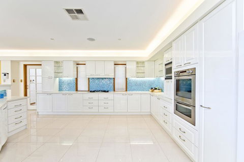 One Mile Mansion - Private Coastal Retreat FREE FAMILY ADVENTURE PASS - Accommodation Gladstone 2