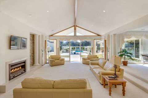 One Mile Mansion - Private Coastal Retreat FREE FAMILY ADVENTURE PASS - Accommodation Gladstone 13