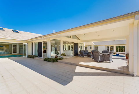 One Mile Mansion - Private Coastal Retreat FREE FAMILY ADVENTURE PASS - Accommodation Gladstone 18