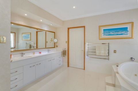 One Mile Mansion - Private Coastal Retreat FREE FAMILY ADVENTURE PASS - Accommodation Gladstone 8