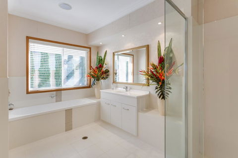One Mile Mansion - Private Coastal Retreat FREE FAMILY ADVENTURE PASS - Accommodation Gladstone 9