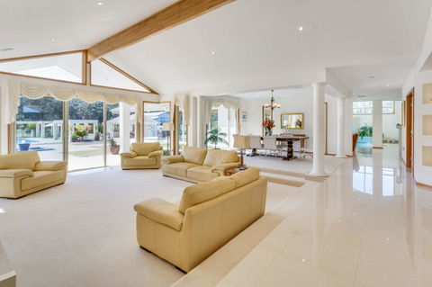 One Mile Mansion - Private Coastal Retreat FREE FAMILY ADVENTURE PASS - Accommodation Gladstone 12