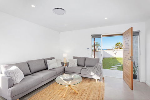 Modern Guest House - Accommodation Gladstone 1