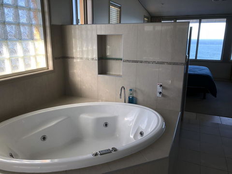 OceanScape Luxury Beachfront Villas - Accommodation Gladstone 5