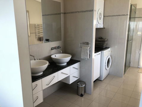 OceanScape Luxury Beachfront Villas - Accommodation Gladstone 4