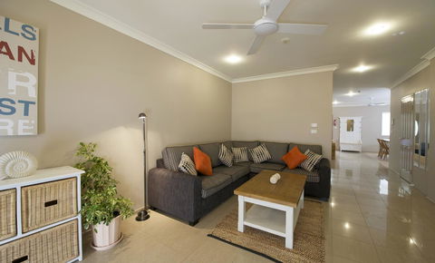 Marty's @ Little Beach - Accommodation Gladstone 11