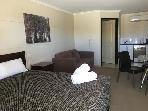 Balranald Club Motel - Accommodation Gladstone 3