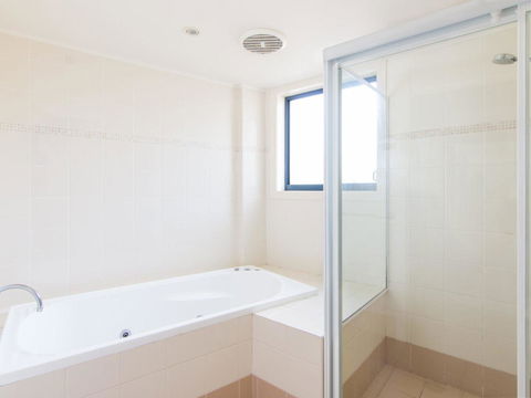 Millennium 102 With Pool In Complex - Accommodation Gladstone 4