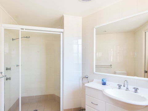 Millennium 102 With Pool In Complex - Accommodation Gladstone 5