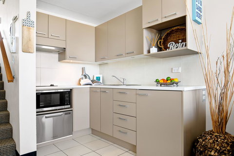 Relaxed Beachside Living - Accommodation Gladstone 6