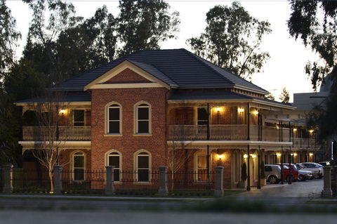 Carlyle Suites & Apartments - Accommodation Gladstone 0