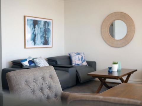 Panoramic Harbour Views And Unbeatable Comfort - Accommodation Gladstone 10