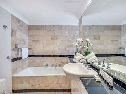 Panoramic Harbour Views And Unbeatable Comfort - Accommodation Gladstone 4