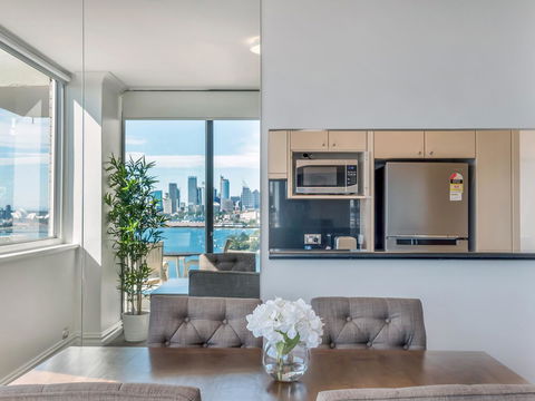 Panoramic Harbour Views And Unbeatable Comfort - Accommodation Gladstone 8