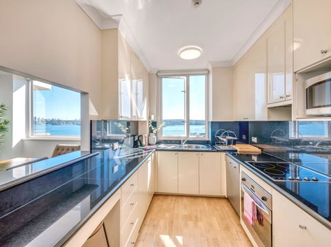 Panoramic Harbour Views And Unbeatable Comfort - Accommodation Gladstone 7