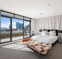 Darling Harbour Penthouse ViewsJacuzzi - Accommodation Gladstone