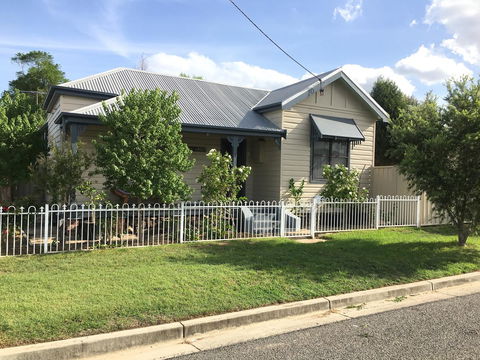 Caledonia Cottage - Accommodation Gladstone 0