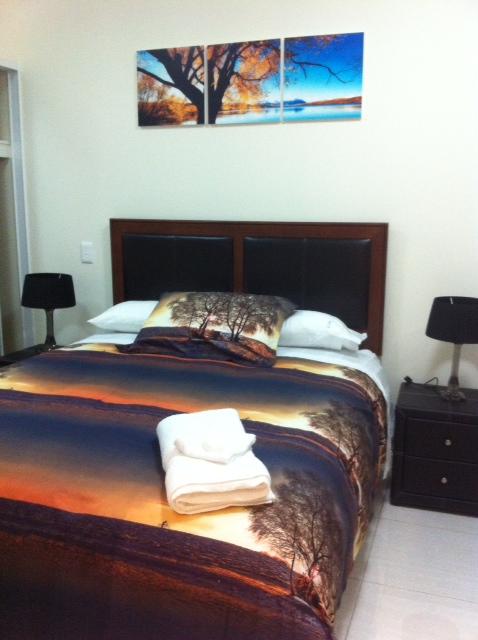Nomikis\'On The Avenue - Accommodation Gladstone 13