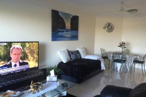 Nomikis\'On The Avenue - Accommodation Gladstone 18
