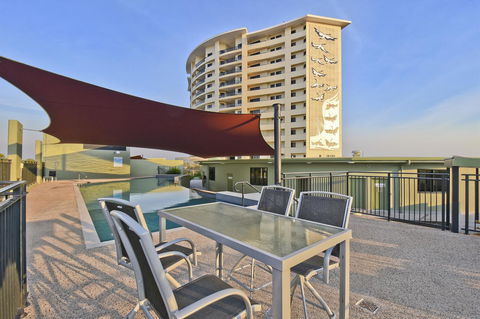 Nomikis\'On The Avenue - Accommodation Gladstone 12