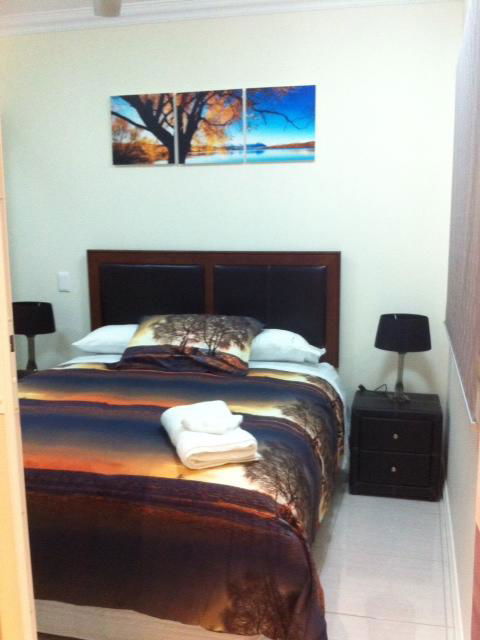 Nomikis\'On The Avenue - Accommodation Gladstone 21