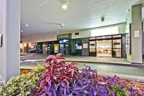 Nomikis\'On The Avenue - Accommodation Gladstone 19