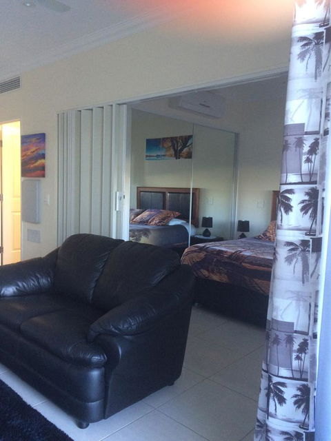 Nomikis\'On The Avenue - Accommodation Gladstone 14