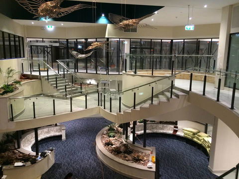 Nomikis\'On The Avenue - Accommodation Gladstone 11