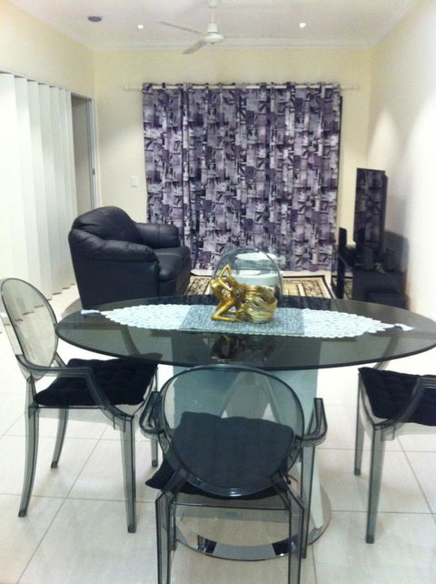 Nomikis\'On The Avenue - Accommodation Gladstone 20