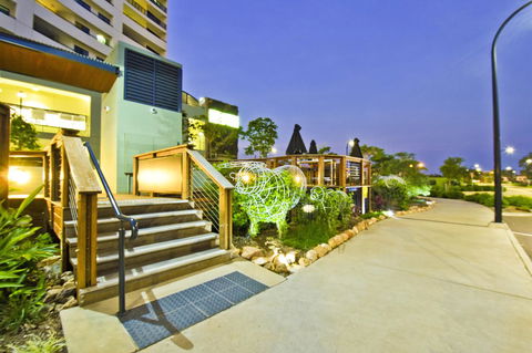 Nomikis\'On The Avenue - Accommodation Gladstone 2