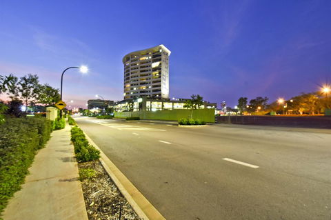 Nomikis\'On The Avenue - Accommodation Gladstone 10