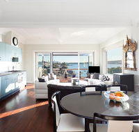 Art Deco Apartment With Breathtaking Water Views - Accommodation Gladstone