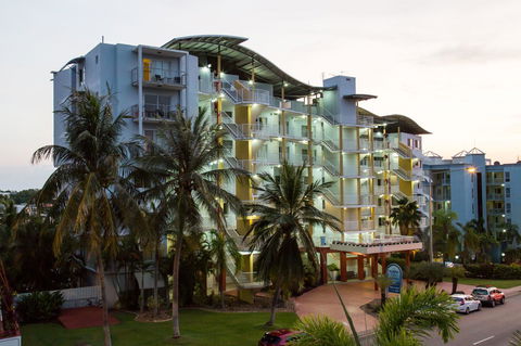 Cullen Bay Resorts - Accommodation Gladstone 11