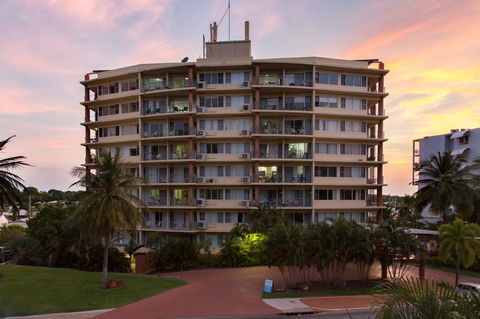 Cullen Bay Resorts - Accommodation Gladstone 12
