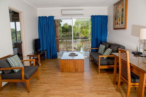 Cullen Bay Resorts - Accommodation Gladstone 4