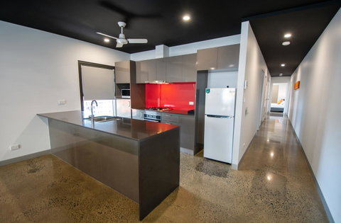 Magnum Serviced Apartments - Accommodation Gladstone 8