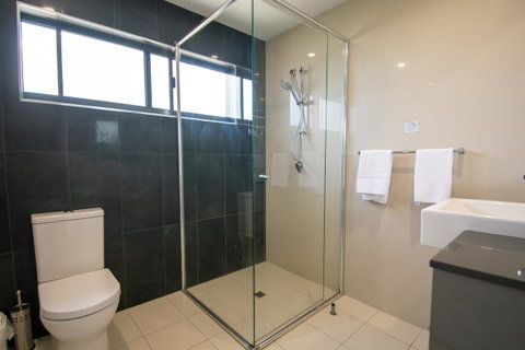 Magnum Serviced Apartments - Accommodation Gladstone 35