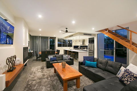 Salt Village Retreat - Accommodation Gladstone 2