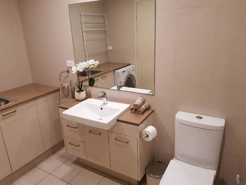 Darwin-Ocean Views, Tropical Getaway, Pool & Aircon - Accommodation Gladstone 14