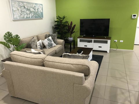 Darwin-Ocean Views, Tropical Getaway, Pool & Aircon - Accommodation Gladstone 4