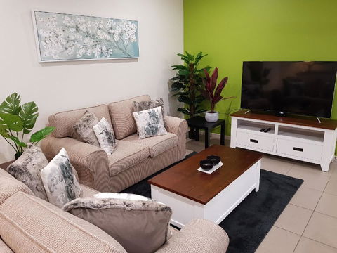 Darwin-Ocean Views, Tropical Getaway, Pool & Aircon - Accommodation Gladstone 3