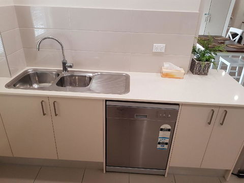 Darwin-Ocean Views, Tropical Getaway, Pool & Aircon - Accommodation Gladstone 12