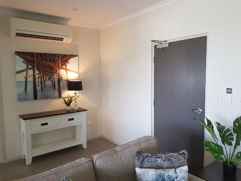 Darwin-Ocean Views, Tropical Getaway, Pool & Aircon - Accommodation Gladstone 6