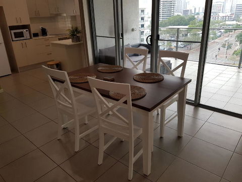 Darwin-Ocean Views, Tropical Getaway, Pool & Aircon - Accommodation Gladstone 7