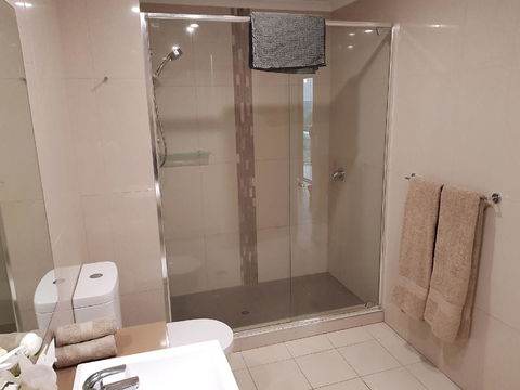 Darwin-Ocean Views, Tropical Getaway, Pool & Aircon - Accommodation Gladstone 15