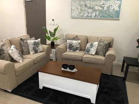Darwin-Ocean Views, Tropical Getaway, Pool & Aircon - Accommodation Gladstone 5