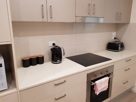 Darwin-Ocean Views, Tropical Getaway, Pool & Aircon - Accommodation Gladstone 9