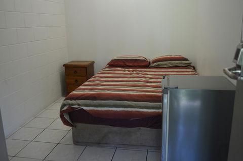 Frogs-Hollow Backpackers - Accommodation Gladstone 11