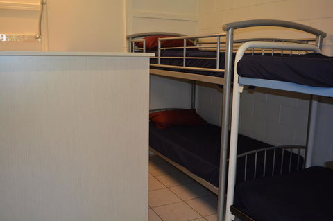 Frogs-Hollow Backpackers - Accommodation Gladstone 4