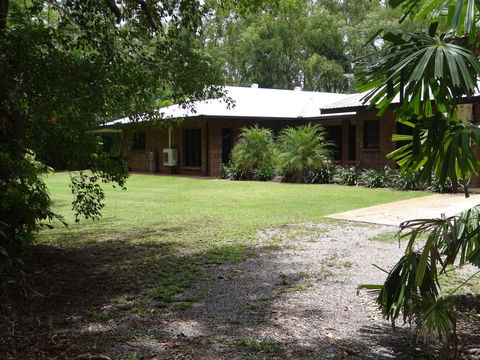 DARWIN'S SHADY ACRES RETREAT - Accommodation Gladstone 1